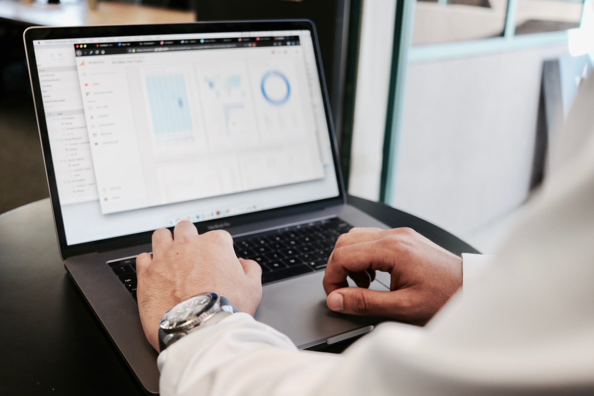 man using netsuite module on computer