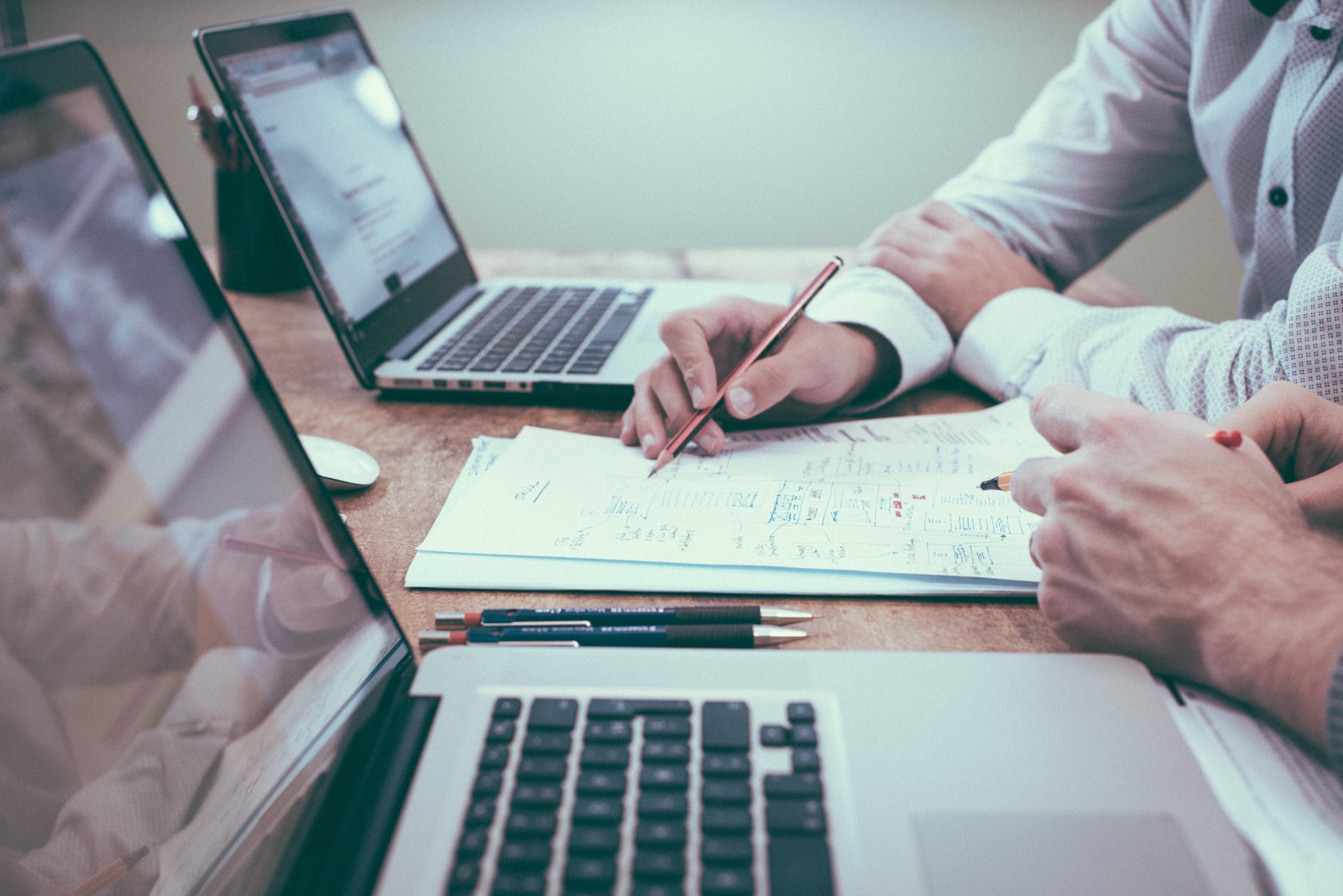 man using netsuite order management on computer